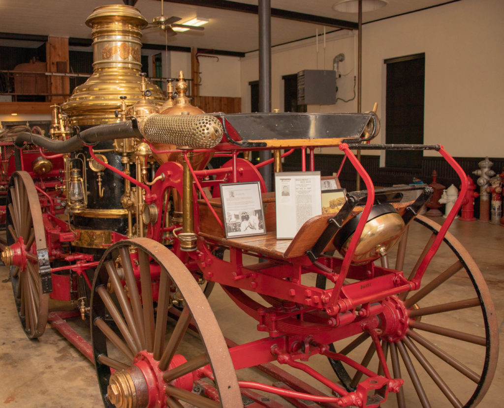 picture of a horse-drawn fire engine 